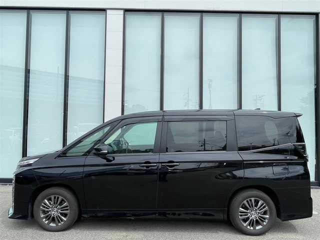 トヨタ ヴォクシー S－G 大阪府 2023(令5)年 2.4万km アティチュードブラックマイカ バックカメラ /Bluetooth /追従型クルーズコントロール /ディスプレイオーディオ　/片側電動パワースライドドア　/ETC2.0　/ミュージックプレーヤー　/MTモード付きAT　/CD/DVD再生機能付き　/プッシュスタート