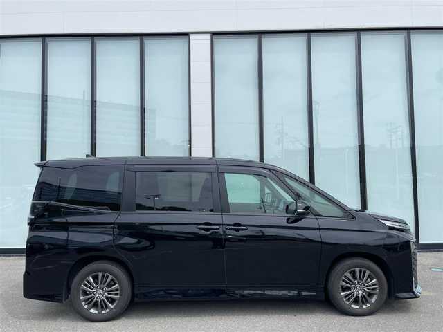 トヨタ ヴォクシー S－G 大阪府 2023(令5)年 2.4万km アティチュードブラックマイカ バックカメラ /Bluetooth /追従型クルーズコントロール /ディスプレイオーディオ　/片側電動パワースライドドア　/ETC2.0　/ミュージックプレーヤー　/MTモード付きAT　/CD/DVD再生機能付き　/プッシュスタート