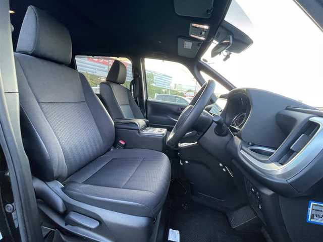 トヨタ ヴォクシー S－G 大阪府 2023(令5)年 2.4万km アティチュードブラックマイカ バックカメラ /Bluetooth /追従型クルーズコントロール /ディスプレイオーディオ　/片側電動パワースライドドア　/ETC2.0　/ミュージックプレーヤー　/MTモード付きAT　/CD/DVD再生機能付き　/プッシュスタート