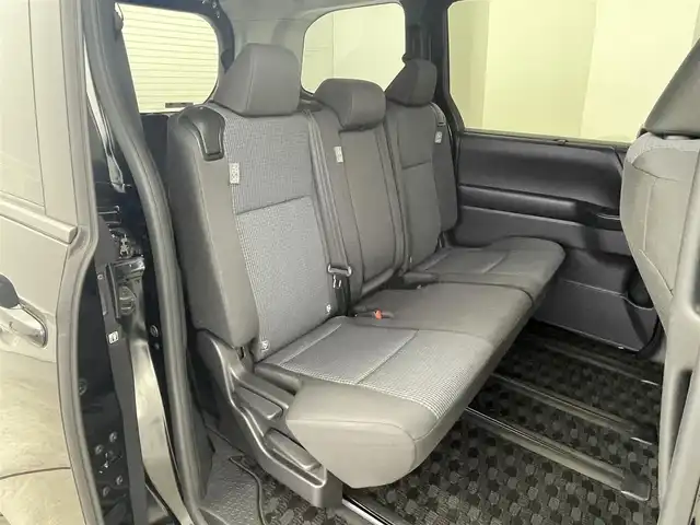 トヨタ ノア X 群馬県 2022(令4)年 2.3万km アティチュードブラックマイカ フリップダウンモニター　純正７インチディスプレイオーディオ　両側パワースライドドア　レーダークルーズコントロール　ステアリングリモコン　ドライブレコーダー　ＥＴＣ２．０　スマートキー　禁煙車
