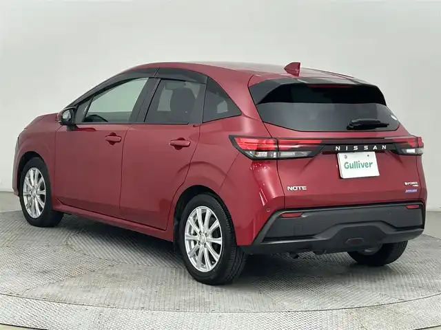 日産 ノート X FOUR 道央・札幌 2021(令3)年 6.7万km ガーネットレッド ・ワンオーナー/・４WD/・メーカーOPナビ/　BT/USB/フルセグ/・アラウンドビューモニター/・デジタルインナーミラー/・前後ドライブレコーダー/・ワイヤレス充電/・エマージェンシーブレーキ/・レーンキープアシスト/・オートハイビーム/・クリアランスソナー/・前席シートヒーター/・ステアリングヒーター/・LEDヘッドライト/・オートライト/・プッシュスタート/・スマートキー/・純正エンジンスターター/・フロアマット/・ホイール付スタッドレス積込/　185/60/R16