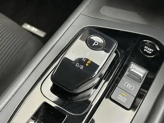 日産 ノート X FOUR 道央・札幌 2021(令3)年 6.7万km ガーネットレッド ・ワンオーナー/・４WD/・メーカーOPナビ/　BT/USB/フルセグ/・アラウンドビューモニター/・デジタルインナーミラー/・前後ドライブレコーダー/・ワイヤレス充電/・エマージェンシーブレーキ/・レーンキープアシスト/・オートハイビーム/・クリアランスソナー/・前席シートヒーター/・ステアリングヒーター/・LEDヘッドライト/・オートライト/・プッシュスタート/・スマートキー/・純正エンジンスターター/・フロアマット/・ホイール付スタッドレス積込/　185/60/R16