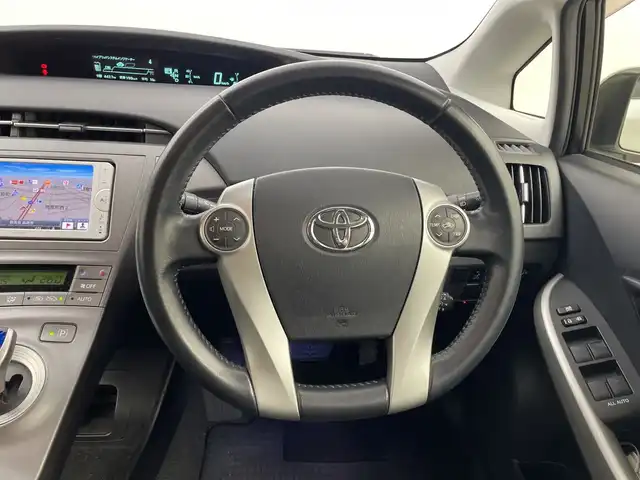 トヨタ プリウス G 群馬県 2013(平25)年 8.2万km ホワイトパールクリスタルシャイン 純正７型ナビ　ワンセグＴＶ　バックカメラ　パワーシート　クルーズコントロール　ステアリングスイッチ　プッシュスタート　オートエアコン　ハーフレザーシート　前方ドライブレコーダー　ＥＴＣ　禁煙車