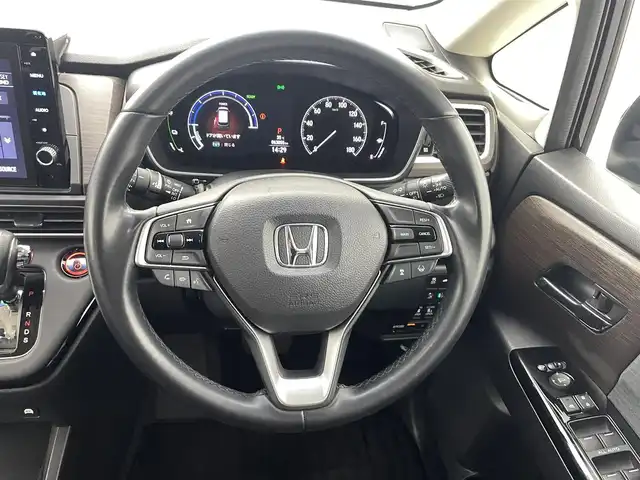ホンダ オデッセイ ハイブリッド e:HEVアブソルート EX 熊本県 2021(令3)年 6.3万km プレミアムヴィーナスブラックP 純正OPフロントグリル/純正10インチナビ（ＣＤ・ＤＶＤ・フルセグ・ＢＴ・ＳＤ・ＵＳＢ）/全周囲カメラ　/純正前後ドライブレコーダー　/純正後席モニター　/ビルトインＥＴＣ２．０　/ホンダセンシング/・衝突軽減ブレーキ/・誤発進制御機能/・アダブティブクルーズコントロール/・車線維持支援システム/・先行車発進お知らせ機能/・歩行者事故低減ステアリング/・路外逸脱制御機能/・標識認識システム/・ブラインドスポットモニター/横滑り防止/前後クリアランスソナー　/パワーバックドア　/オットマン/純正フロアマット/純正１８インチAW/オートライト/LEDヘッドライト/フォグランプ/スマートキー/プッシュスタート/スペアキー1本/保証書/取扱説明書