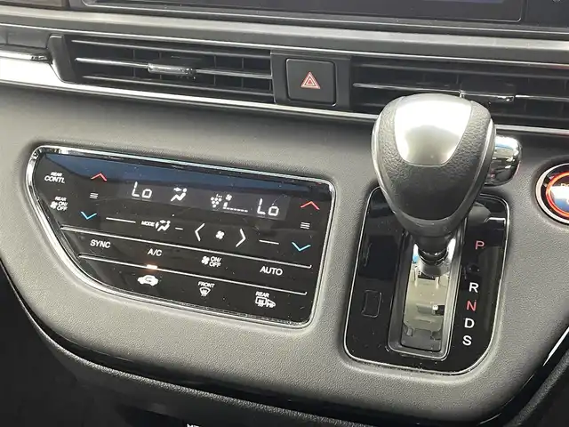 ホンダ オデッセイ ハイブリッド e:HEVアブソルート EX 熊本県 2021(令3)年 6.3万km プレミアムヴィーナスブラックP 純正OPフロントグリル/純正10インチナビ（ＣＤ・ＤＶＤ・フルセグ・ＢＴ・ＳＤ・ＵＳＢ）/全周囲カメラ　/純正前後ドライブレコーダー　/純正後席モニター　/ビルトインＥＴＣ２．０　/ホンダセンシング/・衝突軽減ブレーキ/・誤発進制御機能/・アダブティブクルーズコントロール/・車線維持支援システム/・先行車発進お知らせ機能/・歩行者事故低減ステアリング/・路外逸脱制御機能/・標識認識システム/・ブラインドスポットモニター/横滑り防止/前後クリアランスソナー　/パワーバックドア　/オットマン/純正フロアマット/純正１８インチAW/オートライト/LEDヘッドライト/フォグランプ/スマートキー/プッシュスタート/スペアキー1本/保証書/取扱説明書