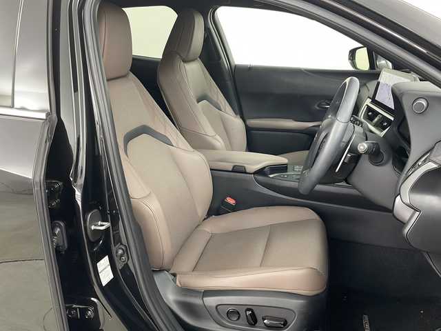 レクサス ＵＸ 250h グレイスフル エクスプローラー 道央・札幌 2023(令5)年 2.8万km グラファイトブラックガラスフレーク ・4WD/・純正ディスプレイオーディオ/(ナビ/TV/BT/AppleCarPlay/AndroidAuto)/・全方位カメラ/・バックカメラ/・ビルトインETC2.0/・革シート/・前席パワーシート＆シートヒーター＆ベンチレーション/・ステアリングヒーター/・ドアミラーヒーター/・パワーバックドア/・パドルシフト/・アダプティブクルーズコントロール/・LEDヘッドライト/・オートライト/・オートマチックハイビーム/・電動パーキングブレーキ/・ブレーキホールド/・LSS/・LTA/・BSM