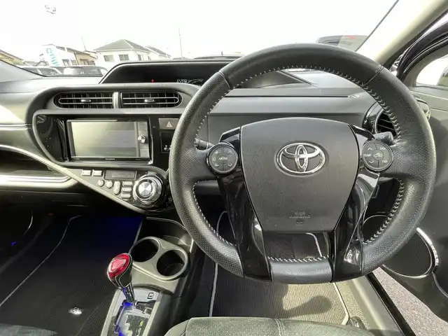 トヨタ アクア G G’s 愛知県 2014(平26)年 7.5万km ブラックマイカ 社外ＳＤナビ　/Ｂカメラ　/ＢＴ　/ＤＴＶ　/ＵＳＢ　/ＣＤ／ＤＶＤ　/ハーフレザー　/革ハンドル　/ＬＥＤヘッドライト　/プッシュスタート　/ステアリングスイッチ　/前席シートヒーター　/純正１７インチＡＷ