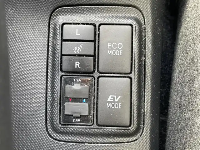 トヨタ アクア G G’s 愛知県 2014(平26)年 7.5万km ブラックマイカ 社外ＳＤナビ　/Ｂカメラ　/ＢＴ　/ＤＴＶ　/ＵＳＢ　/ＣＤ／ＤＶＤ　/ハーフレザー　/革ハンドル　/ＬＥＤヘッドライト　/プッシュスタート　/ステアリングスイッチ　/前席シートヒーター　/純正１７インチＡＷ