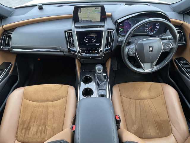 トヨタ クラウン ハイブリッド S エレガンススタイルⅡ 岡山県 2020(令2)年 8.6万km ホワイトパールクリスタルシャイン 登録時走行距離：86007km/禁煙車/ヘッドアップディスプレイ/純正ナビ（8インチ＋7インチダブルディスプレイ）/　(CD/DVD/フルセグTV/Bluetooth)/全方位バックカメラ/クルーズコントロール(追従走行あり)/衝突被害軽減システム/車線逸脱警報（レーンキープアシスト）/コーナーセンサー/後側方車両検知警報(ブラインドスポットモニター)/ETC/こがね合成皮革シート/パワーシート/革巻きステアリング/ステアリングスイッチ/純正LEDヘッドライト/フォグライト/オートライト/プッシュスタート/スマートキー/スペアキー×1/MTモード付きAT/アイドリングストップ/純正アルミホイール 18インチ/ウインカーミラー/電動格納ミラー/オートリトラミラー/純正フロアマット/横滑防止装置/盗難防止装置/取扱説明書/ナビ取扱説明書/新車時整備手帳（保証書）)