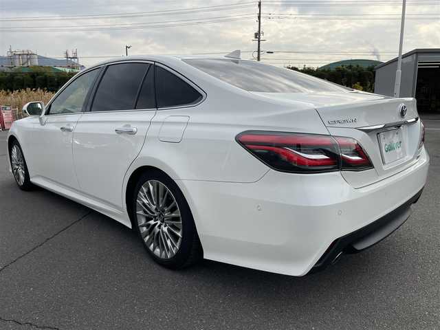 トヨタ クラウン ハイブリッド S エレガンススタイルⅡ 岡山県 2020(令2)年 8.6万km ホワイトパールクリスタルシャイン 登録時走行距離：86007km/禁煙車/ヘッドアップディスプレイ/純正ナビ（8インチ＋7インチダブルディスプレイ）/　(CD/DVD/フルセグTV/Bluetooth)/全方位バックカメラ/クルーズコントロール(追従走行あり)/衝突被害軽減システム/車線逸脱警報（レーンキープアシスト）/コーナーセンサー/後側方車両検知警報(ブラインドスポットモニター)/ETC/こがね合成皮革シート/パワーシート/革巻きステアリング/ステアリングスイッチ/純正LEDヘッドライト/フォグライト/オートライト/プッシュスタート/スマートキー/スペアキー×1/MTモード付きAT/アイドリングストップ/純正アルミホイール 18インチ/ウインカーミラー/電動格納ミラー/オートリトラミラー/純正フロアマット/横滑防止装置/盗難防止装置/取扱説明書/ナビ取扱説明書/新車時整備手帳（保証書）)