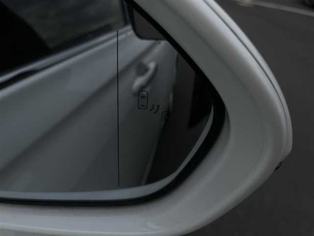 トヨタ クラウン ハイブリッド S エレガンススタイルⅡ 岡山県 2020(令2)年 8.6万km ホワイトパールクリスタルシャイン 登録時走行距離：86007km/禁煙車/ヘッドアップディスプレイ/純正ナビ（8インチ＋7インチダブルディスプレイ）/　(CD/DVD/フルセグTV/Bluetooth)/全方位バックカメラ/クルーズコントロール(追従走行あり)/衝突被害軽減システム/車線逸脱警報（レーンキープアシスト）/コーナーセンサー/後側方車両検知警報(ブラインドスポットモニター)/ETC/こがね合成皮革シート/パワーシート/革巻きステアリング/ステアリングスイッチ/純正LEDヘッドライト/フォグライト/オートライト/プッシュスタート/スマートキー/スペアキー×1/MTモード付きAT/アイドリングストップ/純正アルミホイール 18インチ/ウインカーミラー/電動格納ミラー/オートリトラミラー/純正フロアマット/横滑防止装置/盗難防止装置/取扱説明書/ナビ取扱説明書/新車時整備手帳（保証書）)