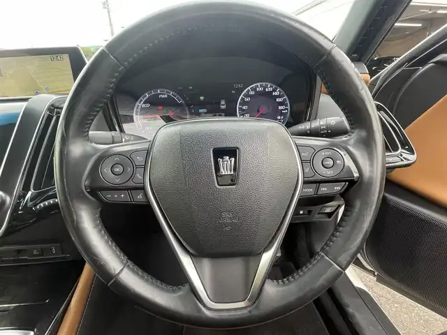 トヨタ クラウン ハイブリッド S エレガンススタイルⅡ 岡山県 2020(令2)年 8.6万km ホワイトパールクリスタルシャイン 登録時走行距離：86007km/禁煙車/ヘッドアップディスプレイ/純正ナビ（8インチ＋7インチダブルディスプレイ）/　(CD/DVD/フルセグTV/Bluetooth)/全方位バックカメラ/クルーズコントロール(追従走行あり)/衝突被害軽減システム/車線逸脱警報（レーンキープアシスト）/コーナーセンサー/後側方車両検知警報(ブラインドスポットモニター)/ETC/こがね合成皮革シート/パワーシート/革巻きステアリング/ステアリングスイッチ/純正LEDヘッドライト/フォグライト/オートライト/プッシュスタート/スマートキー/スペアキー×1/MTモード付きAT/アイドリングストップ/純正アルミホイール 18インチ/ウインカーミラー/電動格納ミラー/オートリトラミラー/純正フロアマット/横滑防止装置/盗難防止装置/取扱説明書/ナビ取扱説明書/新車時整備手帳（保証書）)