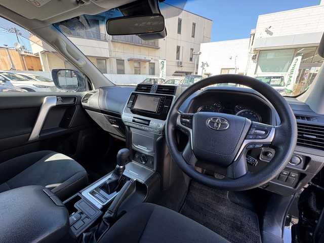 トヨタ ランドクルーザー プラド TX 岡山県 2020(令2)年 2.8万km ブラック 登録時走行距離27108キロ/純正SDナビ/AM/FM/TV/BT/SD/CD/DVD/Toyota Safety Sense/・プリクラッシュセーフティ/・レーンディパーチャーアラート/・レーダークルーズコントロール/・オートマチックハイビーム/バックカメラ/LEDヘッドライト/純正17インチAW/純正フロアマット/プッシュスタート/スマートキー/ETC
