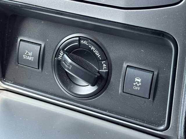 トヨタ ランドクルーザー プラド TX 岡山県 2020(令2)年 2.8万km ブラック 登録時走行距離27108キロ/純正SDナビ/AM/FM/TV/BT/SD/CD/DVD/Toyota Safety Sense/・プリクラッシュセーフティ/・レーンディパーチャーアラート/・レーダークルーズコントロール/・オートマチックハイビーム/バックカメラ/LEDヘッドライト/純正17インチAW/純正フロアマット/プッシュスタート/スマートキー/ETC