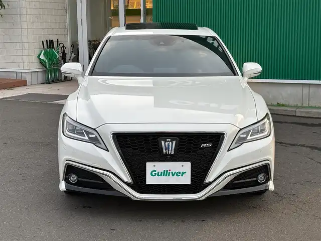 トヨタ クラウン ハイブリッド RS アドバンス 宮城県 2019(平31)年 3万km ホワイトパールクリスタルシャイン ムーンルーフ/デジタルインナーミラー/セーフティパッケージプラス/・パーキングサポートブレーキ/リアカメラディテクション/・パノラミックビューモニター/・インテリジェントパーキングアシスト2/＝＝＝/セーフティセンス/・レーントレーシングアシスト/・レーダークルーズコントロール/・プリクラッシュセーフティ/・アダプティブハイビーム/・ロードサインアシスト/・先行車発進告知機能/ブラインドスポットモニター/リアクロストラフィックオートブレーキ/リアクロストラフィックアラート/ヘッドアップディスプレイ/純正ナビ/・CD/DVD/・Bluetooth/・フルセグTV/ETC/ドライブレコーダー/AC100V/100Wコンセント/ハーフレザーシート/シートヒーター/ステアリングヒーター/パワーシート（運転席メモリー機能付）/革巻きステアリング/電動パーキングブレーキ/ブレーキホールド/3眼LEDヘッドランプ/フォグランプ/電動格納ミラー/社外18インチAW/純正フロアマット/ドアバイザー/取扱説明書/保証書