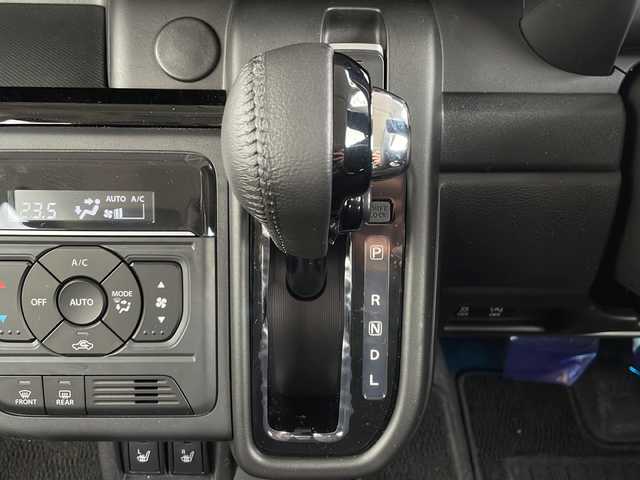 スズキ スペーシア カスタム HYBRID XS 山口県 2023(令5)年 0.1万km ブルーイッシュブラックパール3 両側パワースライドドア/プッシュスタート/スマートキー（スペアキー有）/シートヒーター（運転席＋助手席）/ステアリングヒーター/ヘッドアップディスプレイ/USB入力端子×２/オートエアコン/オートライト/LEDヘッドライト/フォグライト/サーキュレーター/アームレストコンソールボックス/助手席シートアンダーボックス/電動格納ミラー/スズキセーフティサポート/・デュアルセンサーブレーキサポート/・誤発進抑制機能/・車線逸脱抑制機能/・ふらつき警報/・車線維持支援機能/・発進お知らせ機能/・標識認識機能/・アダプティブクルーズコントロール/・低速時ブレーキサポート/・後方誤発進抑制機能