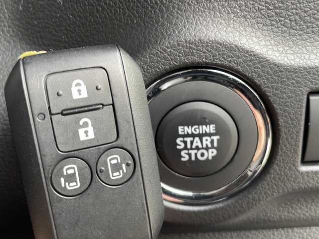 スズキ スペーシア カスタム HYBRID XS 山口県 2023(令5)年 0.1万km ブルーイッシュブラックパール3 両側パワースライドドア/プッシュスタート/スマートキー（スペアキー有）/シートヒーター（運転席＋助手席）/ステアリングヒーター/ヘッドアップディスプレイ/USB入力端子×２/オートエアコン/オートライト/LEDヘッドライト/フォグライト/サーキュレーター/アームレストコンソールボックス/助手席シートアンダーボックス/電動格納ミラー/スズキセーフティサポート/・デュアルセンサーブレーキサポート/・誤発進抑制機能/・車線逸脱抑制機能/・ふらつき警報/・車線維持支援機能/・発進お知らせ機能/・標識認識機能/・アダプティブクルーズコントロール/・低速時ブレーキサポート/・後方誤発進抑制機能