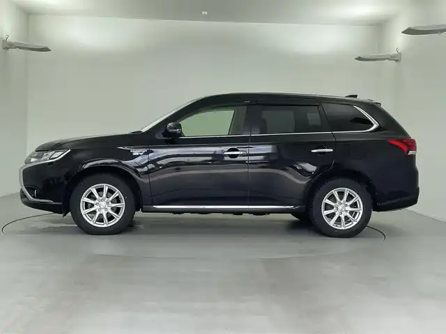 三菱 アウトランダー ＰＨＥＶ G プレミアムパッケージ 福井県 2015(平27)年 7.8万km ルビーブラックP 純正ナビ/衝突軽減ブレーキ/全方位カメラ/レーンキープアシスト/ETC/パワーシート /シートヒーター /クルーズコントロール/革巻きステアリング/ステアリングヒーター/ステアリングチルド機構/ステアリングスイッチ/パドルシフト/LED/オートライト /フォグランプ/オートマチックハイビーム/プッシュスタート/スマートキー/純正フロアマット/リアワイパー