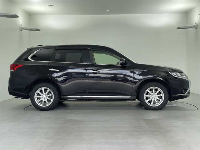 三菱 アウトランダー ＰＨＥＶ G プレミアムパッケージ 福井県 2015(平27)年 7.8万km ルビーブラックP 純正ナビ/衝突軽減ブレーキ/全方位カメラ/レーンキープアシスト/ETC/パワーシート /シートヒーター /クルーズコントロール/革巻きステアリング/ステアリングヒーター/ステアリングチルド機構/ステアリングスイッチ/パドルシフト/LED/オートライト /フォグランプ/オートマチックハイビーム/プッシュスタート/スマートキー/純正フロアマット/リアワイパー