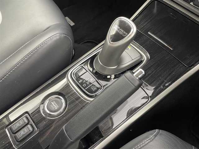 三菱 アウトランダー ＰＨＥＶ G プレミアムパッケージ 福井県 2015(平27)年 7.8万km ルビーブラックP 純正ナビ/衝突軽減ブレーキ/全方位カメラ/レーンキープアシスト/ETC/パワーシート /シートヒーター /クルーズコントロール/革巻きステアリング/ステアリングヒーター/ステアリングチルド機構/ステアリングスイッチ/パドルシフト/LED/オートライト /フォグランプ/オートマチックハイビーム/プッシュスタート/スマートキー/純正フロアマット/リアワイパー