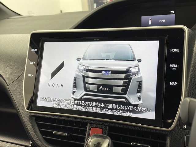トヨタ ノア Si ダブルバイビーⅢ 兵庫県 2021(令3)年 1.6万km ホワイトパールクリスタルシャイン ・純正10インチナビ&TV&CD&SD&BT/・トヨタセーフティセンス　/・プリクラッシュセーフティ/・レーンキープアシスト/・オートマチックハイビーム/・クルーズコントロール/・両側パワースライドドア/・純正リアフリップダウンモニター　/・前後ドライブレコーダー/・ビルトインＥＴＣ　/・バックカメラ　/・前後コーナーセンサー/・ハーフレザーシート/・アイドリングストップ　/・LEDオートライト　/・LEDフォグランプ　/・純正１６インチアルミホイール