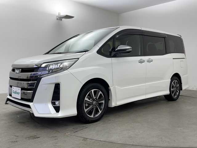 トヨタ ノア Si ダブルバイビーⅢ 兵庫県 2021(令3)年 1.6万km ホワイトパールクリスタルシャイン ・純正10インチナビ&TV&CD&SD&BT/・トヨタセーフティセンス　/・プリクラッシュセーフティ/・レーンキープアシスト/・オートマチックハイビーム/・クルーズコントロール/・両側パワースライドドア/・純正リアフリップダウンモニター　/・前後ドライブレコーダー/・ビルトインＥＴＣ　/・バックカメラ　/・前後コーナーセンサー/・ハーフレザーシート/・アイドリングストップ　/・LEDオートライト　/・LEDフォグランプ　/・純正１６インチアルミホイール
