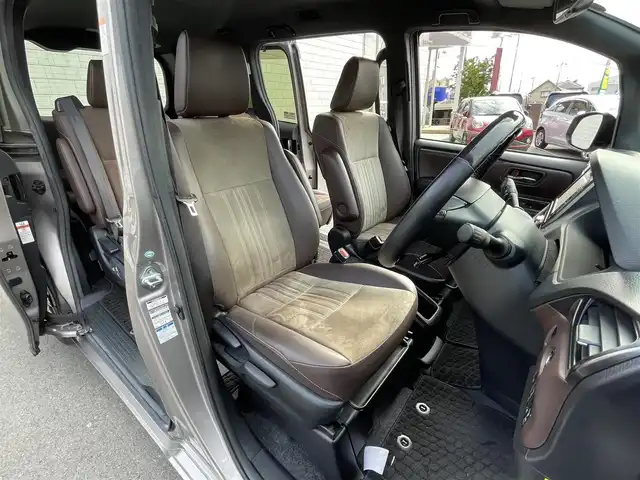 トヨタ エスクァイア Gi プレミアムパッケージ 群馬県 2018(平30)年 5万km アバンギャルドブロンズメタリック トヨタセーフティセンス/・プリクラッシュセーフティ/・オートマチックハイビーム/・レーンディパーチャーアラート/純正8インチSDナビ/　　Bluetooth/フルセグ/    FM/AM/SD/SDREC/    CD/DVD/USB/AUX/バックカメラ/クルーズコントロール/両側パワースライドドア/4WD/ブラウンハーフレザーシート/前席シートヒーター /ステアリングヒーター/ドライブレコーダー/純正15AW付夏タイヤ積込/純正フロアマット/ビルドインETC2.0