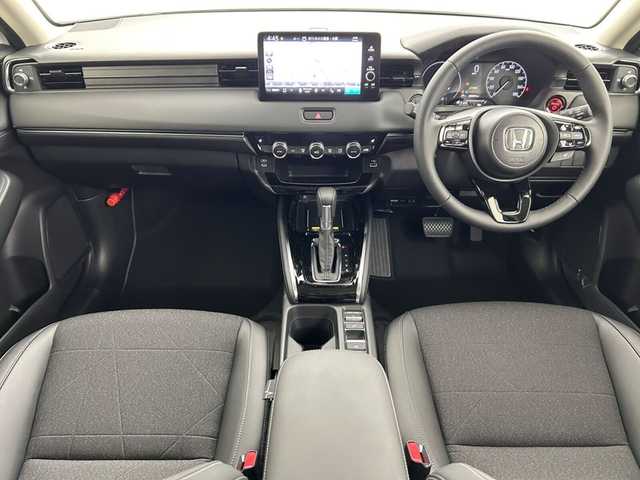 ホンダ ヴェゼル ハイブリッド e:HEV Z 大阪府 2025(令7)年 0.1万km未満 プラチナホワイトパール Honda SENSING/・衝突軽減ブレーキ（CMBS）/・誤発進抑制機能/・後方後発進抑制機能/・近距離衝突軽減ブレーキ/・歩行者事故軽減ステアリング/・路外逸脱抑制機能/・渋滞追従機能付アダプティブクルーズコントロール（ACC）/・車線維持支援システム（LKAS）/・トラフィックジャムアシスト（渋滞運転支援機能）/・先行車発進お知らせ機能/・標識認識機能/・オートハイビーム/・パーキングセンサーシステム/・急アクセル抑制機能/・アダプティブドライビングビーム/・ブラインドスポットインフォメーション/Honda CONNECTディスプレー+ETC2.0車載器(ナビゲーション連動)/ワイヤレス充電器/D/N席シートヒーター/ステアリングヒーター/純正18インチアルミホイール/フルセグTV/コーナーセンサー