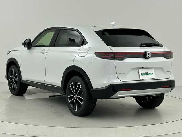 ホンダ ヴェゼル ハイブリッド e:HEV Z 大阪府 2025(令7)年 0.1万km未満 プラチナホワイトパール Honda SENSING/・衝突軽減ブレーキ（CMBS）/・誤発進抑制機能/・後方後発進抑制機能/・近距離衝突軽減ブレーキ/・歩行者事故軽減ステアリング/・路外逸脱抑制機能/・渋滞追従機能付アダプティブクルーズコントロール（ACC）/・車線維持支援システム（LKAS）/・トラフィックジャムアシスト（渋滞運転支援機能）/・先行車発進お知らせ機能/・標識認識機能/・オートハイビーム/・パーキングセンサーシステム/・急アクセル抑制機能/・アダプティブドライビングビーム/・ブラインドスポットインフォメーション/Honda CONNECTディスプレー+ETC2.0車載器(ナビゲーション連動)/ワイヤレス充電器/D/N席シートヒーター/ステアリングヒーター/純正18インチアルミホイール/フルセグTV/コーナーセンサー