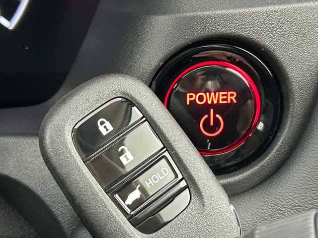 ホンダ ヴェゼル ハイブリッド e:HEV Z 大阪府 2025(令7)年 0.1万km未満 プラチナホワイトパール Honda SENSING/・衝突軽減ブレーキ（CMBS）/・誤発進抑制機能/・後方後発進抑制機能/・近距離衝突軽減ブレーキ/・歩行者事故軽減ステアリング/・路外逸脱抑制機能/・渋滞追従機能付アダプティブクルーズコントロール（ACC）/・車線維持支援システム（LKAS）/・トラフィックジャムアシスト（渋滞運転支援機能）/・先行車発進お知らせ機能/・標識認識機能/・オートハイビーム/・パーキングセンサーシステム/・急アクセル抑制機能/・アダプティブドライビングビーム/・ブラインドスポットインフォメーション/Honda CONNECTディスプレー+ETC2.0車載器(ナビゲーション連動)/ワイヤレス充電器/D/N席シートヒーター/ステアリングヒーター/純正18インチアルミホイール/フルセグTV/コーナーセンサー