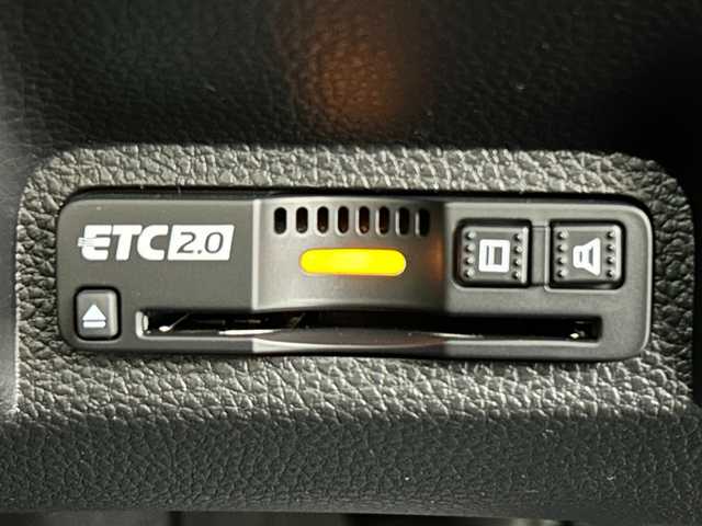 ホンダ ヴェゼル ハイブリッド e:HEV Z 大阪府 2025(令7)年 0.1万km未満 プラチナホワイトパール Honda SENSING/・衝突軽減ブレーキ（CMBS）/・誤発進抑制機能/・後方後発進抑制機能/・近距離衝突軽減ブレーキ/・歩行者事故軽減ステアリング/・路外逸脱抑制機能/・渋滞追従機能付アダプティブクルーズコントロール（ACC）/・車線維持支援システム（LKAS）/・トラフィックジャムアシスト（渋滞運転支援機能）/・先行車発進お知らせ機能/・標識認識機能/・オートハイビーム/・パーキングセンサーシステム/・急アクセル抑制機能/・アダプティブドライビングビーム/・ブラインドスポットインフォメーション/Honda CONNECTディスプレー+ETC2.0車載器(ナビゲーション連動)/ワイヤレス充電器/D/N席シートヒーター/ステアリングヒーター/純正18インチアルミホイール/フルセグTV/コーナーセンサー