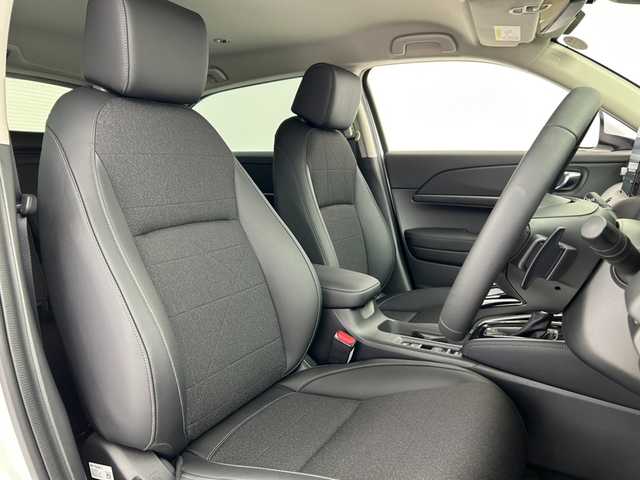 ホンダ ヴェゼル ハイブリッド e:HEV Z 大阪府 2025(令7)年 0.1万km未満 プラチナホワイトパール Honda SENSING/・衝突軽減ブレーキ（CMBS）/・誤発進抑制機能/・後方後発進抑制機能/・近距離衝突軽減ブレーキ/・歩行者事故軽減ステアリング/・路外逸脱抑制機能/・渋滞追従機能付アダプティブクルーズコントロール（ACC）/・車線維持支援システム（LKAS）/・トラフィックジャムアシスト（渋滞運転支援機能）/・先行車発進お知らせ機能/・標識認識機能/・オートハイビーム/・パーキングセンサーシステム/・急アクセル抑制機能/・アダプティブドライビングビーム/・ブラインドスポットインフォメーション/Honda CONNECTディスプレー+ETC2.0車載器(ナビゲーション連動)/ワイヤレス充電器/D/N席シートヒーター/ステアリングヒーター/純正18インチアルミホイール/フルセグTV/コーナーセンサー