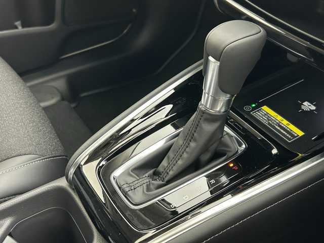 ホンダ ヴェゼル ハイブリッド e:HEV Z 大阪府 2025(令7)年 0.1万km未満 プラチナホワイトパール Honda SENSING/・衝突軽減ブレーキ（CMBS）/・誤発進抑制機能/・後方後発進抑制機能/・近距離衝突軽減ブレーキ/・歩行者事故軽減ステアリング/・路外逸脱抑制機能/・渋滞追従機能付アダプティブクルーズコントロール（ACC）/・車線維持支援システム（LKAS）/・トラフィックジャムアシスト（渋滞運転支援機能）/・先行車発進お知らせ機能/・標識認識機能/・オートハイビーム/・パーキングセンサーシステム/・急アクセル抑制機能/・アダプティブドライビングビーム/・ブラインドスポットインフォメーション/Honda CONNECTディスプレー+ETC2.0車載器(ナビゲーション連動)/ワイヤレス充電器/D/N席シートヒーター/ステアリングヒーター/純正18インチアルミホイール/フルセグTV/コーナーセンサー