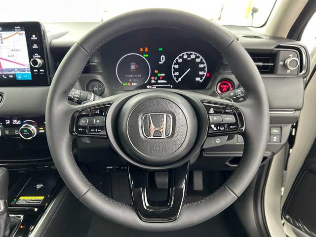 ホンダ ヴェゼル ハイブリッド e:HEV Z 大阪府 2025(令7)年 0.1万km未満 プラチナホワイトパール Honda SENSING/・衝突軽減ブレーキ（CMBS）/・誤発進抑制機能/・後方後発進抑制機能/・近距離衝突軽減ブレーキ/・歩行者事故軽減ステアリング/・路外逸脱抑制機能/・渋滞追従機能付アダプティブクルーズコントロール（ACC）/・車線維持支援システム（LKAS）/・トラフィックジャムアシスト（渋滞運転支援機能）/・先行車発進お知らせ機能/・標識認識機能/・オートハイビーム/・パーキングセンサーシステム/・急アクセル抑制機能/・アダプティブドライビングビーム/・ブラインドスポットインフォメーション/Honda CONNECTディスプレー+ETC2.0車載器(ナビゲーション連動)/ワイヤレス充電器/D/N席シートヒーター/ステアリングヒーター/純正18インチアルミホイール/フルセグTV/コーナーセンサー