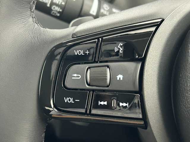 ホンダ ヴェゼル ハイブリッド e:HEV Z 大阪府 2025(令7)年 0.1万km未満 プラチナホワイトパール Honda SENSING/・衝突軽減ブレーキ（CMBS）/・誤発進抑制機能/・後方後発進抑制機能/・近距離衝突軽減ブレーキ/・歩行者事故軽減ステアリング/・路外逸脱抑制機能/・渋滞追従機能付アダプティブクルーズコントロール（ACC）/・車線維持支援システム（LKAS）/・トラフィックジャムアシスト（渋滞運転支援機能）/・先行車発進お知らせ機能/・標識認識機能/・オートハイビーム/・パーキングセンサーシステム/・急アクセル抑制機能/・アダプティブドライビングビーム/・ブラインドスポットインフォメーション/Honda CONNECTディスプレー+ETC2.0車載器(ナビゲーション連動)/ワイヤレス充電器/D/N席シートヒーター/ステアリングヒーター/純正18インチアルミホイール/フルセグTV/コーナーセンサー