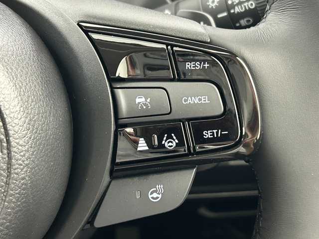 ホンダ ヴェゼル ハイブリッド e:HEV Z 大阪府 2025(令7)年 0.1万km未満 プラチナホワイトパール Honda SENSING/・衝突軽減ブレーキ（CMBS）/・誤発進抑制機能/・後方後発進抑制機能/・近距離衝突軽減ブレーキ/・歩行者事故軽減ステアリング/・路外逸脱抑制機能/・渋滞追従機能付アダプティブクルーズコントロール（ACC）/・車線維持支援システム（LKAS）/・トラフィックジャムアシスト（渋滞運転支援機能）/・先行車発進お知らせ機能/・標識認識機能/・オートハイビーム/・パーキングセンサーシステム/・急アクセル抑制機能/・アダプティブドライビングビーム/・ブラインドスポットインフォメーション/Honda CONNECTディスプレー+ETC2.0車載器(ナビゲーション連動)/ワイヤレス充電器/D/N席シートヒーター/ステアリングヒーター/純正18インチアルミホイール/フルセグTV/コーナーセンサー