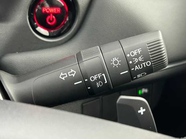 ホンダ ヴェゼル ハイブリッド e:HEV Z 大阪府 2025(令7)年 0.1万km未満 プラチナホワイトパール Honda SENSING/・衝突軽減ブレーキ（CMBS）/・誤発進抑制機能/・後方後発進抑制機能/・近距離衝突軽減ブレーキ/・歩行者事故軽減ステアリング/・路外逸脱抑制機能/・渋滞追従機能付アダプティブクルーズコントロール（ACC）/・車線維持支援システム（LKAS）/・トラフィックジャムアシスト（渋滞運転支援機能）/・先行車発進お知らせ機能/・標識認識機能/・オートハイビーム/・パーキングセンサーシステム/・急アクセル抑制機能/・アダプティブドライビングビーム/・ブラインドスポットインフォメーション/Honda CONNECTディスプレー+ETC2.0車載器(ナビゲーション連動)/ワイヤレス充電器/D/N席シートヒーター/ステアリングヒーター/純正18インチアルミホイール/フルセグTV/コーナーセンサー