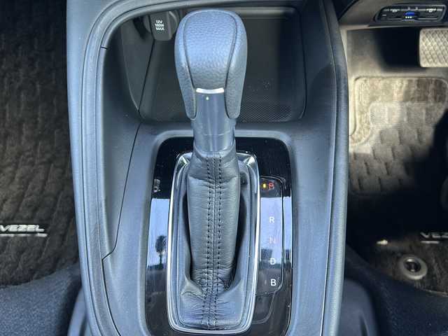 ホンダ ヴェゼル ハイブリッド 沖縄県 2021(令3)年 2.4万km サンドカーキパール ホンダセンシング/純正９型ナビ/ＡＭ／ＦＭ／ＣＤ／ＤＶＤ／ＢＴ/フルセグＴＶ/バックモニター/衝突軽減/クルコン/コーナーセンサー/オートライト/ＥＴＣ/純正１８ＡＷ/ドラレコ