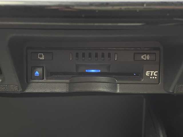 トヨタ クラウン ハイブリッド S 群馬県 2019(平31)年 8.9万km シルバーM T-Conect 8インチナビ(遠視点ディスプレイ)/・フルセグTV/FM/AM/USB/AUX/CD/DVD/バックカメラ/Bluetooth/Miracast/＝＝＝＝＝＝＝＝＝＝＝＝＝＝/Toyota Safety Sence/・プリクラッシュセーフティ/・レーントレーシングアシスト/・レーダークルーズコントロール/・ロードサインアシスト/・アダプティブハイビームシステム/・オートマチックハイビーム/インテリジェントクリアランスソナー/前席パワーシート/前席シートヒーター/ステアリングヒーターステアリングスイッチ/LEDヘッドライト/LEDフォグランプ/前方ドライブレコーダー/パドルシフト/プッシュスタート/スマートキー