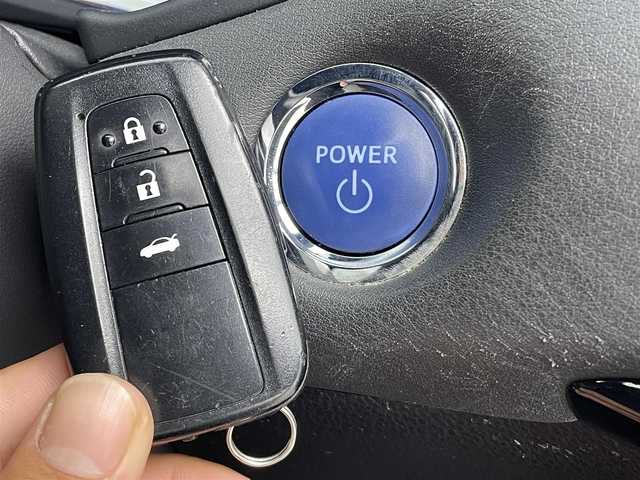 トヨタ クラウン ハイブリッド S 群馬県 2019(平31)年 8.9万km シルバーM T-Conect 8インチナビ(遠視点ディスプレイ)/・フルセグTV/FM/AM/USB/AUX/CD/DVD/バックカメラ/Bluetooth/Miracast/＝＝＝＝＝＝＝＝＝＝＝＝＝＝/Toyota Safety Sence/・プリクラッシュセーフティ/・レーントレーシングアシスト/・レーダークルーズコントロール/・ロードサインアシスト/・アダプティブハイビームシステム/・オートマチックハイビーム/インテリジェントクリアランスソナー/前席パワーシート/前席シートヒーター/ステアリングヒーターステアリングスイッチ/LEDヘッドライト/LEDフォグランプ/前方ドライブレコーダー/パドルシフト/プッシュスタート/スマートキー