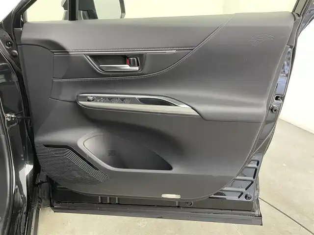 トヨタ ハリアー ハイブリッド Z 富山県 2021(令3)年 4万km プレシャスブラックパール １オーナー/JBLプレミアムサウンド/12.3インチメーカーナビ（bluetooth）/フルセグTV/バックカメラ/前後コーナーセンサー/ビルトインETC/ヘッドアップディスプレイ/パワーバックドア（フットオープン）/ハーフレザー/運転席パワーシート/ACC/プリクラッシュセーフティ/ブラインドスポットモニター/レーンキープ（センタートレース、操舵支援）/先行車発進告知/リヤクロストラフィックアラート/デジタルインナーミラー/ドライビングモード切替（スポーツ／ノーマル／エコ）/オートホールド/オートライト/LEDヘッドライト/フォグ/横滑防止装置/純正マット/保証書、取説