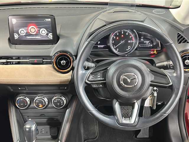 マツダ デミオ 13Sテーラードブラウン 広島県 2017(平29)年 3.7万km ソウルレッドプレミアムメタリック 禁煙車/スマートシティブレーキサポート/ヘッドアップディスプレイ/マツダコネクト/・フルセグ/CD/DVD/Bluetooth/ステアリングスイッチ/革巻きステアリング/オートライト/シートヒーター/トノカバー/社外15インチアルミホイール車載（スタッドレス）