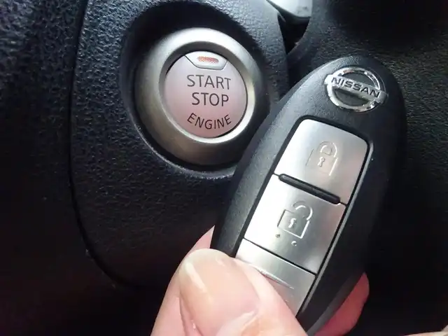 日産 ジューク 15RX Vアーバンセレクション 静岡県 2017(平29)年 10万km スーパーブラック ワンオーナー/禁煙車/アラウンドビューモニター&ディスプレイ付自動防眩付ルームミラー/オリジナルナビ付きパッケージ/純正SDナビ/（CD/DVD/BT/SD/Music STOCKER/フルセグTV)/スマートキー・プッシュスタート/HIDヘッドライト/ステアリングスイッチ/オートライト/電動格納ミラー/ETC/社外前後ドライブレコーダー/アイドリングストップ/純正フロアマット・バイザー/保証書・取扱説明書