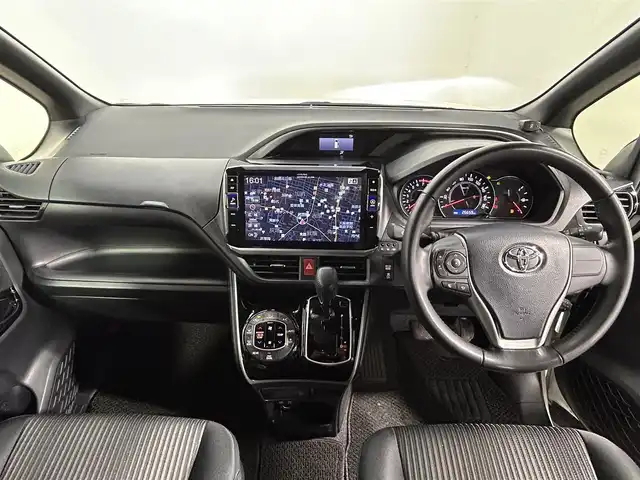 トヨタ ヴォクシー ZS 煌 大阪府 2018(平30)年 2.7万km ホワイトパールクリスタルシャイン ALPINEナビ(フルセグ/DVD再生/Bluetooth) バックカメラ ETC 両側パワースライドドア 衝突軽減 クルコン コーナーセンサー トヨタセーフティセンス ドラレコ リアオートエアコン