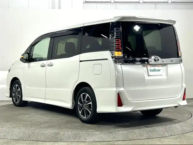 トヨタ ヴォクシー ZS 煌 大阪府 2018(平30)年 2.7万km ホワイトパールクリスタルシャイン ALPINEナビ(フルセグ/DVD再生/Bluetooth) バックカメラ ETC 両側パワースライドドア 衝突軽減 クルコン コーナーセンサー トヨタセーフティセンス ドラレコ リアオートエアコン
