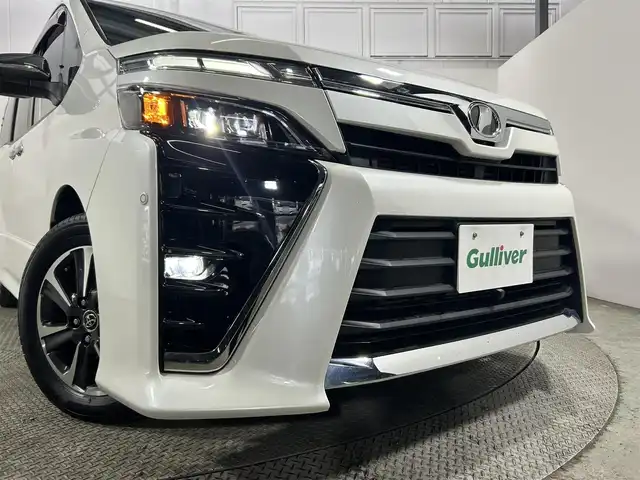 トヨタ ヴォクシー ZS 煌 大阪府 2018(平30)年 2.7万km ホワイトパールクリスタルシャイン ALPINEナビ(フルセグ/DVD再生/Bluetooth) バックカメラ ETC 両側パワースライドドア 衝突軽減 クルコン コーナーセンサー トヨタセーフティセンス ドラレコ リアオートエアコン