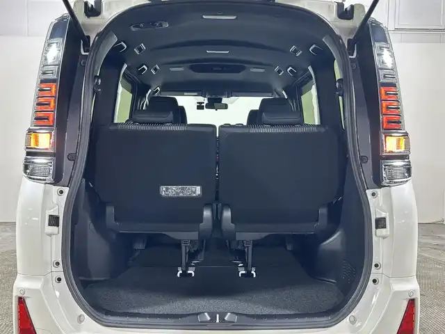 トヨタ ヴォクシー ZS 煌 大阪府 2018(平30)年 2.7万km ホワイトパールクリスタルシャイン ALPINEナビ(フルセグ/DVD再生/Bluetooth) バックカメラ ETC 両側パワースライドドア 衝突軽減 クルコン コーナーセンサー トヨタセーフティセンス ドラレコ リアオートエアコン