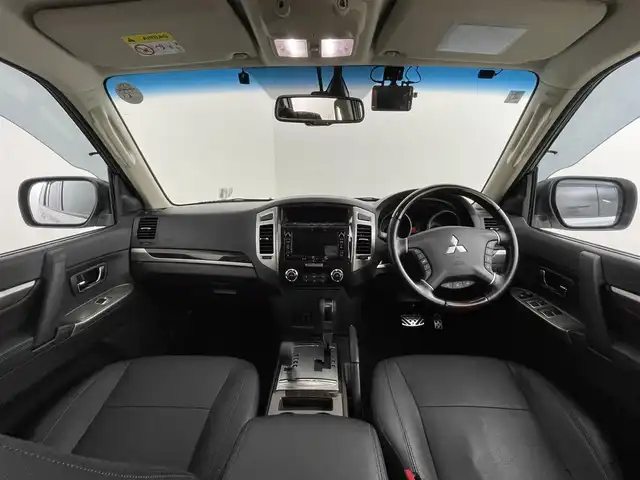 三菱 パジェロ ロング スーパーエクシード 道央・札幌 2019(令1)年 6万km ウォームホワイトパール ・４WD/・寒冷地仕様/・純正SDナビ/・CD／DVD／Bluetooth／フルセグ/・バックカメラ/・ロックフォードサウンド/・ビルトインETC/・前後ドライブレコーダー/・クルーズコントロール/・盗難防止装置/・横滑り防止装置/・トラクションコントロール/・レインセンサー/・本革巻きウッド調ステアリング/・チャイルドシート固定機能付きシートベルト/・レザーシート/・前席シートヒーター/・前席パワーシート/・HIDヘッドライト/・フォグランプ（フロント・リア）/・リモコンキー