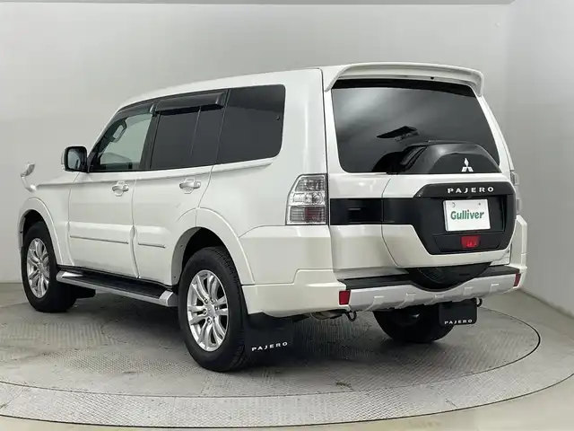 三菱 パジェロ ロング スーパーエクシード 道央・札幌 2019(令1)年 6万km ウォームホワイトパール ・４WD/・寒冷地仕様/・純正SDナビ/・CD／DVD／Bluetooth／フルセグ/・バックカメラ/・ロックフォードサウンド/・ビルトインETC/・前後ドライブレコーダー/・クルーズコントロール/・盗難防止装置/・横滑り防止装置/・トラクションコントロール/・レインセンサー/・本革巻きウッド調ステアリング/・チャイルドシート固定機能付きシートベルト/・レザーシート/・前席シートヒーター/・前席パワーシート/・HIDヘッドライト/・フォグランプ（フロント・リア）/・リモコンキー