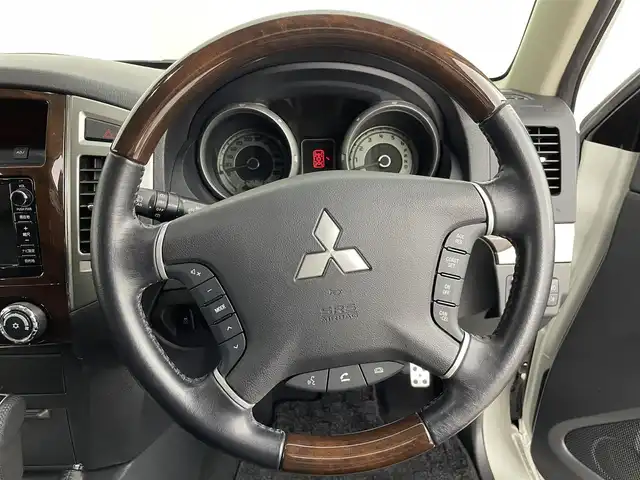 三菱 パジェロ ロング スーパーエクシード 道央・札幌 2019(令1)年 6万km ウォームホワイトパール ・４WD/・寒冷地仕様/・純正SDナビ/・CD／DVD／Bluetooth／フルセグ/・バックカメラ/・ロックフォードサウンド/・ビルトインETC/・前後ドライブレコーダー/・クルーズコントロール/・盗難防止装置/・横滑り防止装置/・トラクションコントロール/・レインセンサー/・本革巻きウッド調ステアリング/・チャイルドシート固定機能付きシートベルト/・レザーシート/・前席シートヒーター/・前席パワーシート/・HIDヘッドライト/・フォグランプ（フロント・リア）/・リモコンキー